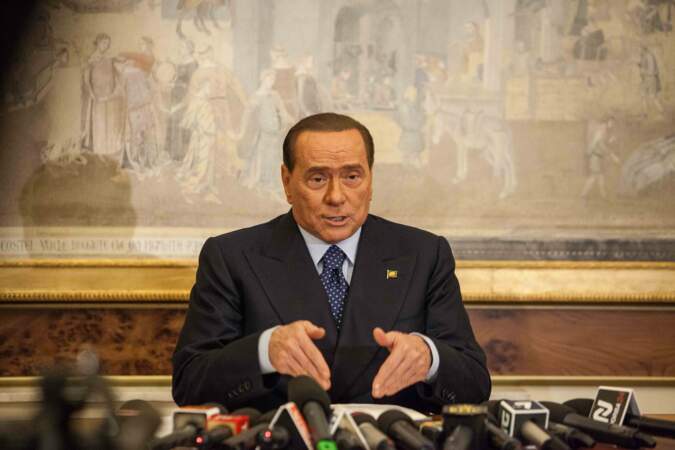À partir de 2020, Silvio Berlusconi connaît des problèmes de santé récurrents, ce qui complique son engagement politique. 