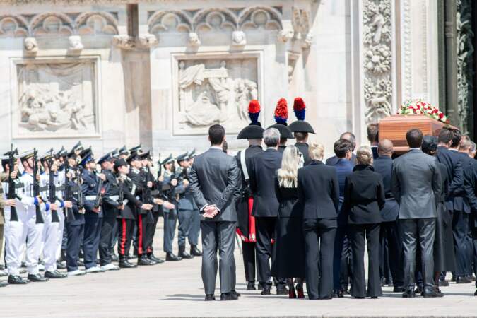 Les proches de Silvio Berlusconi ont accompagné son cercueil pour son entrée.