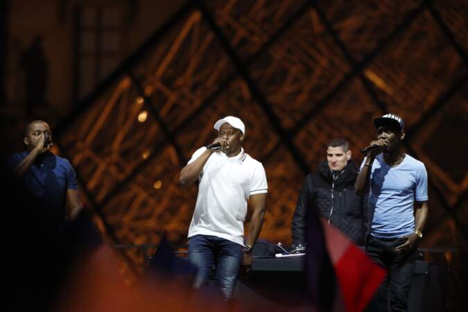 Ils participent aussi, en musique, à la soirée électorale d'Emmanuel Macron au Louvre. 
