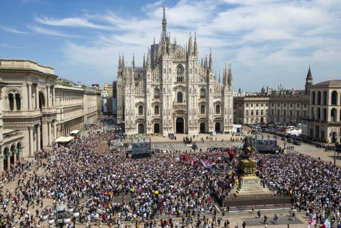 Les funérailles de Silvio Berlusconi ont lieu ce mercredi 14 juin 2023 à Milan.
Des milliers d’Italiens se sont rassemblés pour lui rendre hommage.