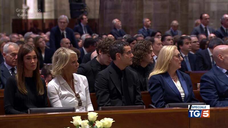 De nombreux hommes et femmes politiques participent aux funérailles nationales.