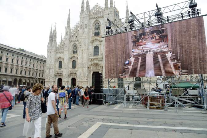 La cérémonie est retransmise sur des écrans géants positionnés sur la célèbre place de la capitale lombarde.