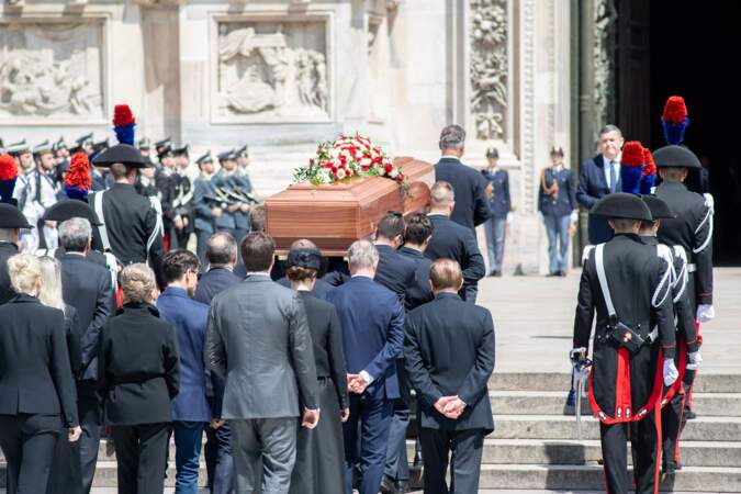 De très longs et émouvants applaudissements ont accueilli le cercueil de Silvio Berlusconi lors de son entrée dans la cathédrale.