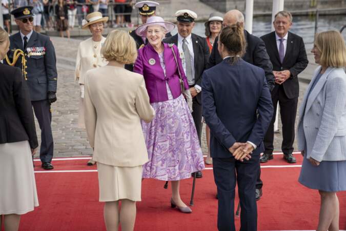 Après cette petite mésaventure la reine Margrethe salue tous les invités.