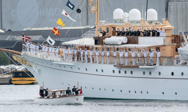 Le roi Harald et la reine Sonja arrivent à Copenhague à bord du navire royal norvégien le "Norge".