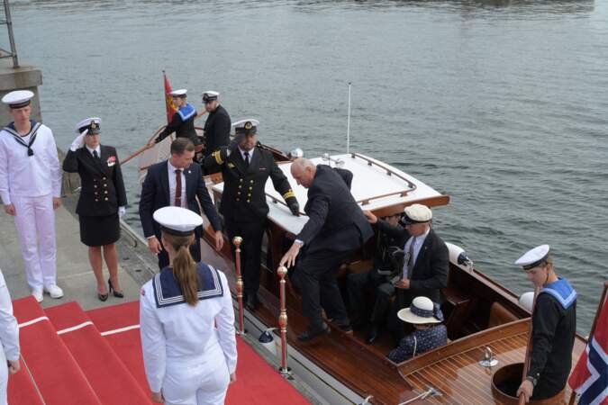 Le roi Harald et la reine Sonja débarquent de leur bateau.