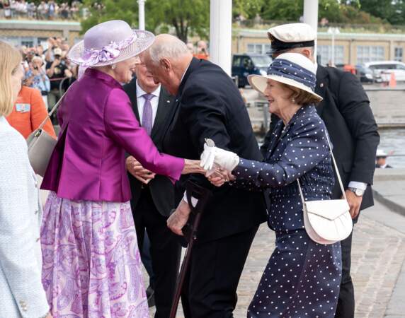 Sa Majesté la reine Margrethe salue la reine Sonja. 
