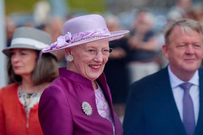 La reine Margrethe II observe le roi et la reine de Norvège débarquer à Copenhague.