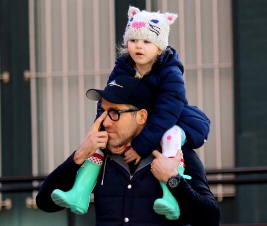 L'acteur Ryan Reynolds porte sa fille James sur les épaules. C'est un papa poule de quatre enfants