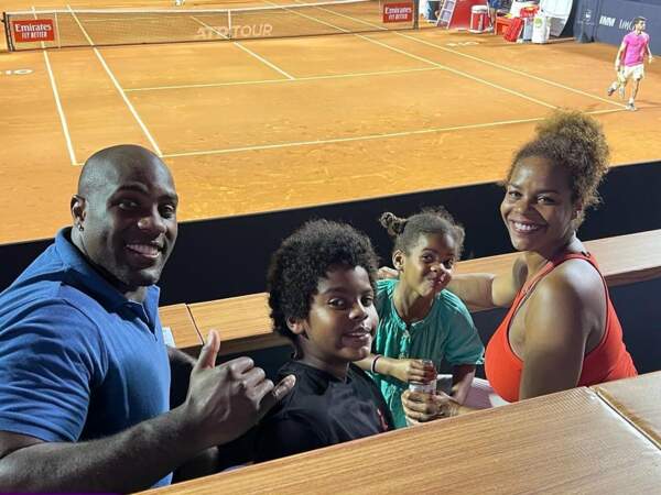 Le papa poule Teddy Rinner emmène ses enfants voir une compétition de tennis