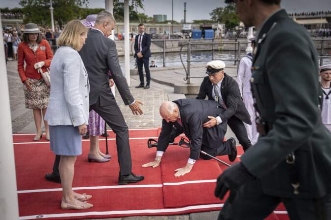 Le roi trébuche et tombe devant la reine Margrethe II à son arrivée à Copenhague.