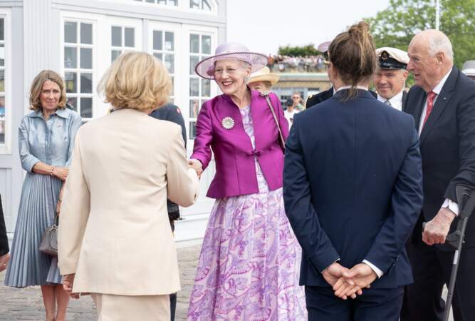 Après cette petite mésaventure, la reine Margrethe salue tous les invités.
