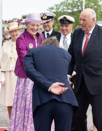 Après cette petite mésaventure la reine Margrethe salue tous les invités.