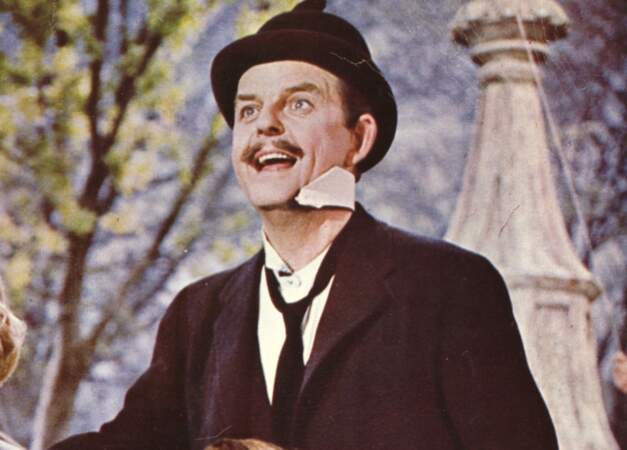 David Tomlinson incarne le père des enfants, George Banks, dans le film Mary Poppins