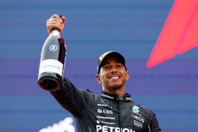 Lewis Hamilton est un pilote de formule 1 britannique. Il est septuple champion du monde