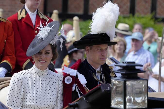 Lundi 19 juin 2023, la famille royale a assisté à la cérémonie de l’ordre de la Jarretière à la chapelle Saint-George de Windsor.
Kate Middleton a brillé aux côtés de son époux, le prince William