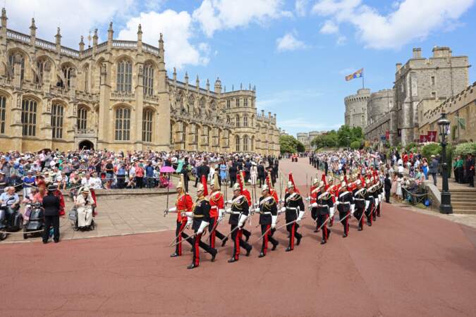 La famille royale britannique assiste à la parade militaire au service annuel de l'ordre de la jarretière à la chapelle St George du château de Windsor.