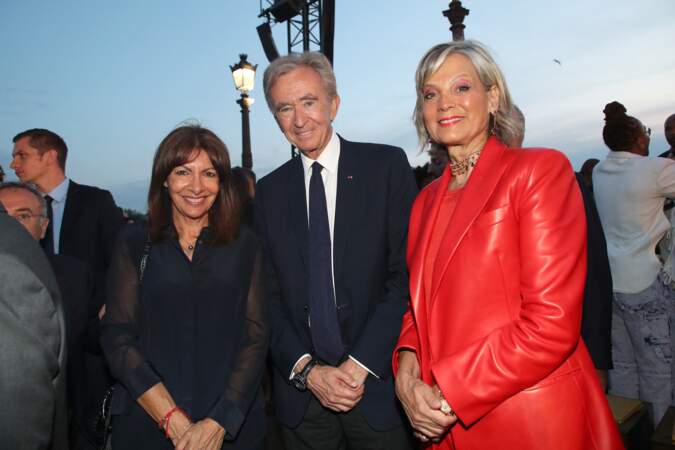 Défilé de mode masculine prêt à porter printemps/été 2024 de la maison Louis Vuitton à Paris : Anne Hidalgo (Maire de Paris), Bernard Arnault et sa femme Hélène.