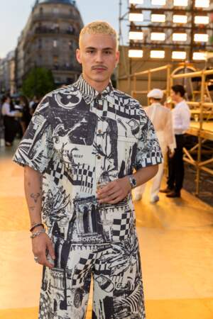 L'acteur Arón Piper au défilé de mode masculine prêt à porter printemps/été 2024 de la maison Louis Vuitton à Paris, le 20 juin 2023.