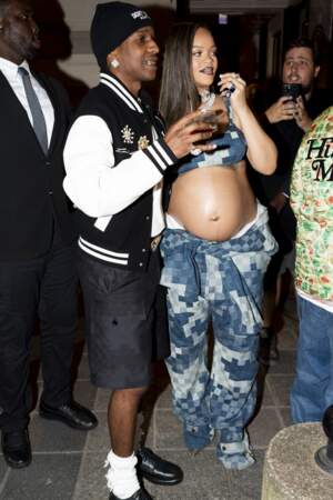 Rihanna et son compagnon ASAP Rocky rentrent à leur hôtel après l’after-show du défilé de mode masculine prêt à porter printemps/été 2024 de la maison Louis Vuitton à Paris.