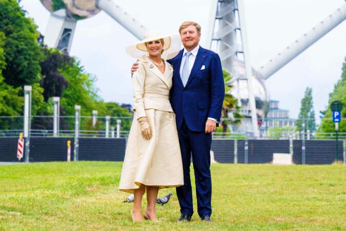 La famille royale des Pays-Bas en visite en Belgique - La reine Maxima et le roi Willem-Alexander des Pays-Bas devant l'Atomium de Bruxelles