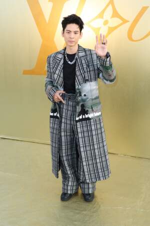 Défilé de mode masculine prêt à porter printemps/été 2024 de la maison Louis Vuitton à Paris : Austin Lin.
