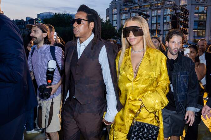 Jay Z et Beyoncé au défilé de mode masculine prêt à porter printemps/été 2024 de la maison Louis Vuitton à Paris, le 20 juin 2023.