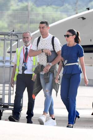 Cristiano Ronaldo et Georgina Rodríguez arrivent en jet privé pour des vacances en famille à  Porto Cervo
