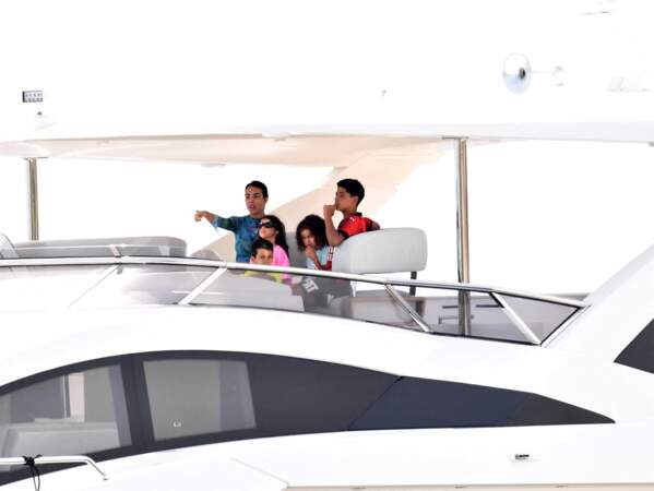 Georgina Rodriguez, Cristiano Jr, Eva et Alana profitent de leurs vacances sur un yatch à Porto Cervo