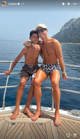 Cristiano Ronaldo pose avec son fils sur un yatch à Porto Cervo