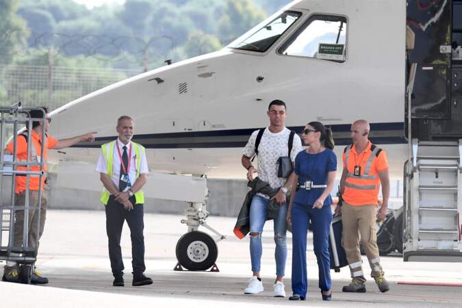 Cristiano Ronaldo et Georgina Rodríguez arrivent en jet privé pour des vacances en famille à  Porto Cervo