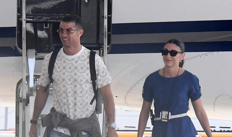 Cristiano Ronaldo et Georgina Rodríguez arrivent en jet privé pour des vacances en famille à  Porto Cervo, en Italie