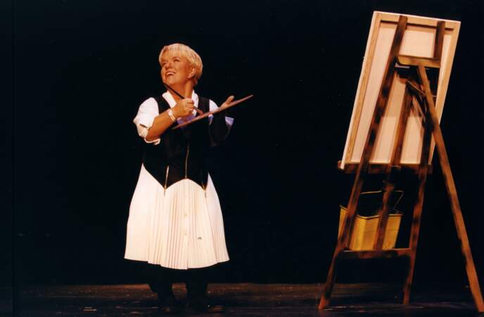 En 1994, elle se produit seule sur scène dans le spectacle Mimie au Splendid. Elle a 37 ans