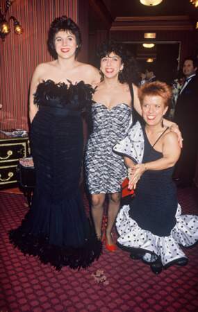 De 1988 à 1990 elle se produit en spectacle avec Michèle Bernier et Isabelle de Botton dans Existe en trois tailles. En 1990 sur la photo, elle a 33 ans