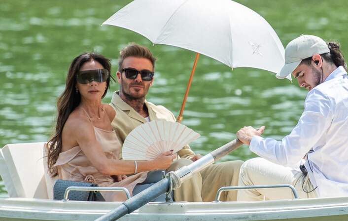 Les amoureux Victoria et David Beckham partagent une barque pour assister au défilé Jacquemus.