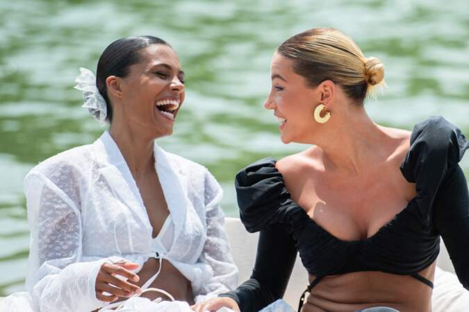 Les deux amies Tina Kunakey et Adèle Exarchopoulos partagent une barque pour assister au défilé Jacquemus.