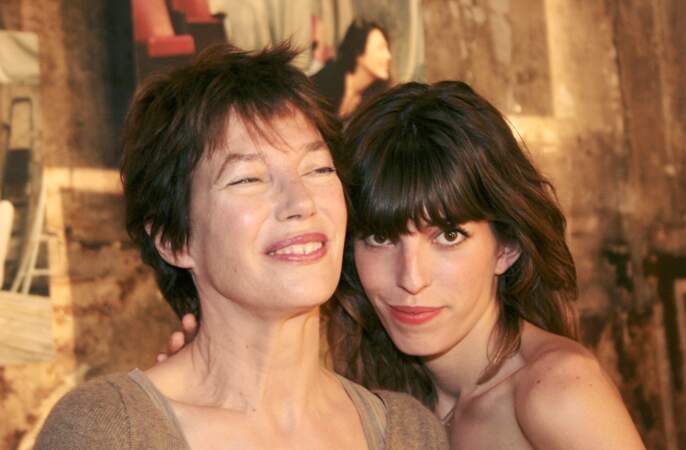 Sur cette photo prise en 2005 avec sa mère Jane Birkin, elle a 25 ans