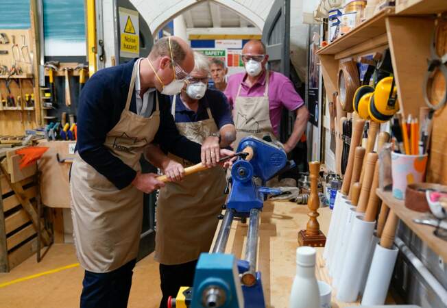 Le prince William durant l'Homewards Initiative - Il a ensuite rendu visite à la Faithworks Carpentry Workshop à Bournemouth