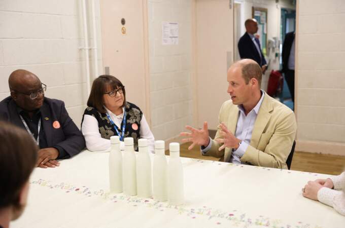 Le prince William s'installe pour discuter avec les membres du staff de l'association