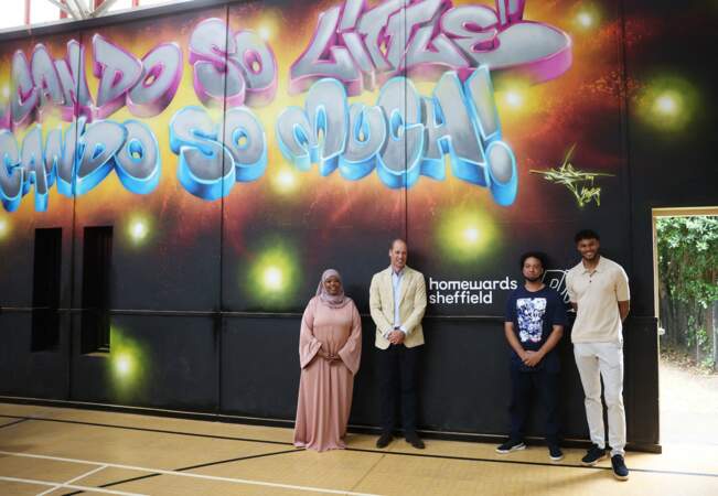 Le prince William pose devant le graffiti réalisé par l'association Reach Up Youth