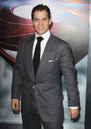 Henry Cavill est le neuvième acteur à avoir interprété Superman en prise de vues réelles.