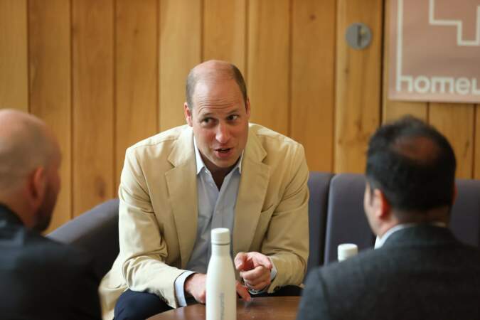 Le prince William durant l'Homewards Initiative - Puis il a discuté avec le réfugié Mehrshad Esfandiari d'Iran et Aiden Bryne, le responsable des services de Hosford