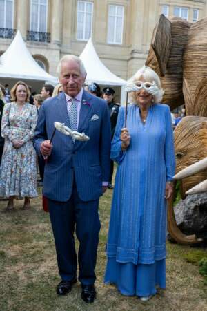 Le roi Charles III et la reine consort Camilla Parker Bowles prennent la pose à l'occasion du 20e anniversaire de l'ONG Elephant Family.