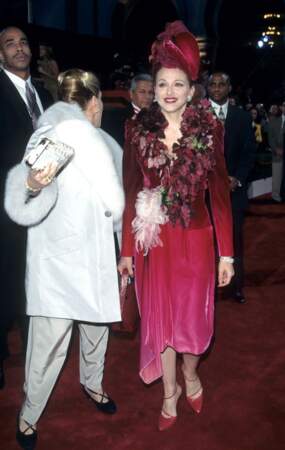Madonna en ensemble en velours à la première de Evita en 1996