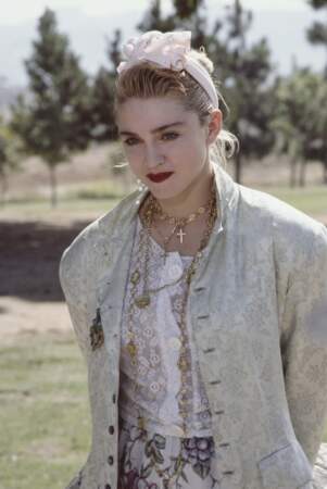 Madonna en chemise en dentelle et accumulations de colliers en 1985