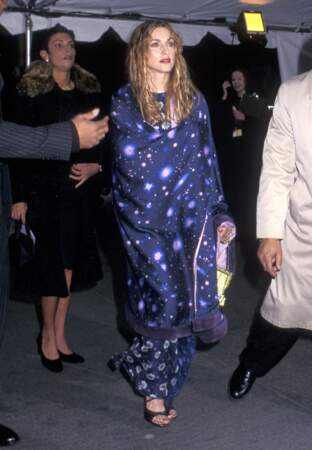 Madonna enroulée dans un poncho au Gala du MET en 1997