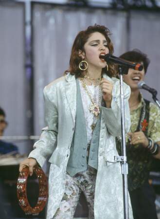 Madonna en veston et veste tapisserie au concert Live Aid en 1985
