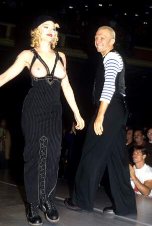 Madonna en soutien-gorge sans bonnet au défilé Jean-Paul Gaultier en 1992