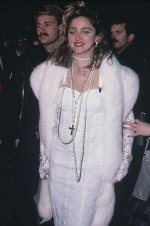 Madonna en robe corset et manteau en fourrure blanche à la Première de Desperately Seeking Susan en 1985