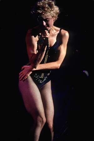 Madonna en collants résilles et body en concert en 1989